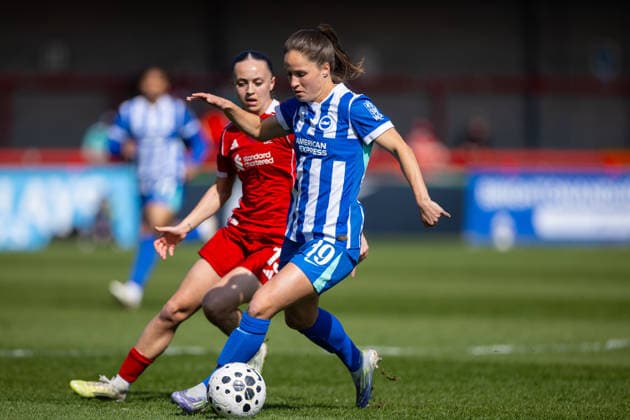 Football - FA Women™s Super League - Brighton & Hove Albion FC Women v Liverpool FC Women CRAWLEY, ENGLAND - Sunday, March 22, 2026: Liverpool s Mia Enderby challenges Brighton & Hove Albion s Marisa Olislagers (R) during the FA Women™s Super League match between Brighton & Hove Albion FC Women and Liverpool FC Women at Broadfield Stadium. (Photo by David Rawcliffe Propaganda) CRAWLEY Broadfield Stadium WEST SUSSEX ENGLAND  Copyright: xPropagandax P2026-03-22-Brighton_W_Liverpool_W-110