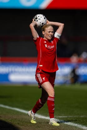 Football - FA Women™s Super League - Brighton & Hove Albion FC Women v Liverpool FC Women CRAWLEY, ENGLAND - Sunday, March 22, 2026: Liverpool s captain Grace Fisk with a throw in during the FA Women™s Super League match between Brighton & Hove Albion FC Women and Liverpool FC Women at Broadfield Stadium. (Photo by David Rawcliffe Propaganda) CRAWLEY Broadfield Stadium WEST SUSSEX ENGLAND  Copyright: xPropagandax P2026-03-22-Brighton_W_Liverpool_W-111