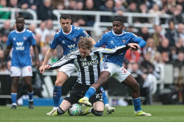 Premier League: Newcastle Untied v Sunderland Nick Woltemade of Newcastle United and Noah Sadiki of Sunderland battle for the ball during the Premier League match Newcastle Untied vs Sunderland at St. James s Park, Newcastle, United Kingdom on 22 March 2026 (Photo by Mark Cosgrove News Images) Newcastle St. James s Park Tyne and Wear United Kingdom Copyright: xMarkxCosgrove NewsxImagesx