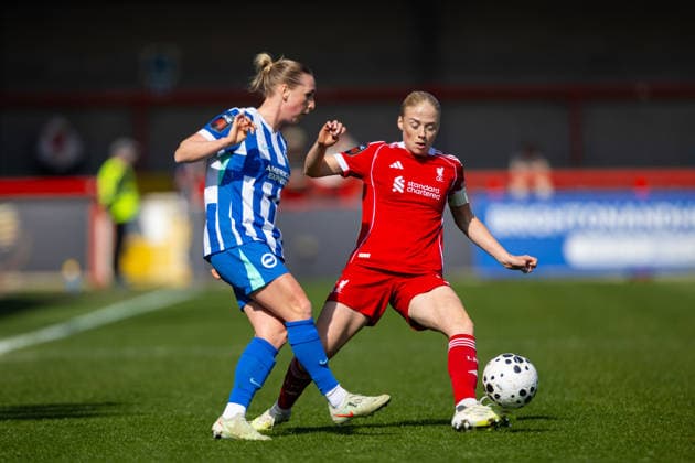 Football - FA Women™s Super League - Brighton & Hove Albion FC Women v Liverpool FC Women CRAWLEY, ENGLAND - Sunday, March 22, 2026: Liverpool s captain Grace Fisk (R) challenges Brighton & Hove Albion s Bex Rayner during the FA Women™s Super League match between Brighton & Hove Albion FC Women and Liverpool FC Women at Broadfield Stadium. (Photo by David Rawcliffe Propaganda) CRAWLEY Broadfield Stadium WEST SUSSEX ENGLAND  Copyright: xPropagandax P2026-03-22-Brighton_W_Liverpool_W-113