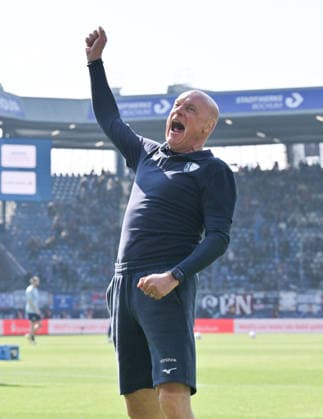 Trainer Uwe Rösler (VfL Bochum) feuert vor dem Spiel die Bochumer Fans an 22.03.2026, Fussball 2. Bundesliga, Saison 2025 2026, 27. Spieltag, VfL Bochum - Holstein Kiel DFL regulations prohibit any use of photographs as image sequences and or quasi-video Bochum Vonovia Ruhrstadion Nordrhein Westfalen Deutschland