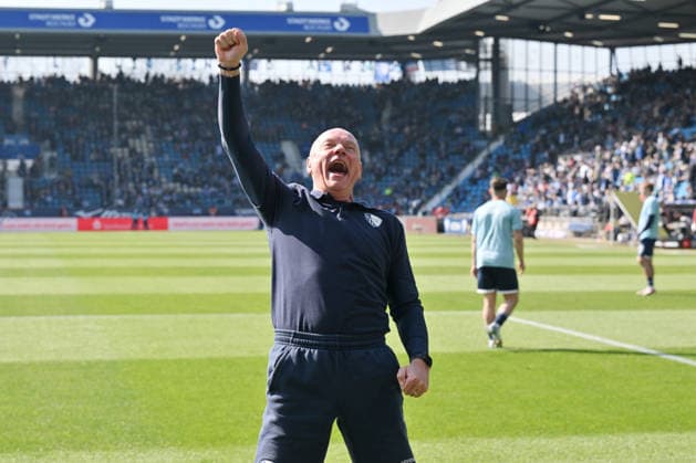 Trainer Uwe Rösler (VfL Bochum) feuert vor dem Spiel die Bochumer Fans an 22.03.2026, Fussball 2. Bundesliga, Saison 2025 2026, 27. Spieltag, VfL Bochum - Holstein Kiel DFL regulations prohibit any use of photographs as image sequences and or quasi-video Bochum Vonovia Ruhrstadion Nordrhein Westfalen Deutschland