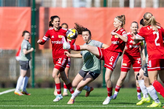 Regionalliga-Nordost Frauen: 1. FC Union Berlin II vs. 1. FFV Erfurt; Berlin; 22.03.2026 Leona Seifert ( 6; 1. FC Union Berlin II) gegen Jasmin Sautter ( 4; 1. FFV Erfurt) Regionalliga-Nordost Frauen: 1. FC Union Berlin II vs. 1. FFV Erfurt; Trainingszentrum Oberspree KR1; 22.03.2026 Copyright: xBEAUTIFULxSPORTS Duehringx
