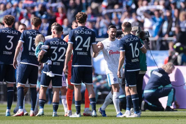 22.03.2026, Fussball, 2. Bundesliga, 27. Spieltag, VfL Bochum 1848 - Holstein Kiel. Steven Skrzybski (Holstein Kiel) und seine Mitspieler begrüßen den Gegner. Bochum Vonovia Ruhrstadion NRW Deutschland xRHR-FOTO DEx