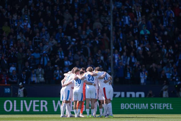 22.03.2026, Fussball, 2. Bundesliga, 27. Spieltag, VfL Bochum 1848 - Holstein Kiel. Die Spieler von Holstein Kiel stehen zusammen. Bochum Vonovia Ruhrstadion NRW Deutschland xRHR-FOTO DEx