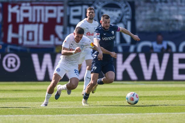 22.03.2026, Fussball, 2. Bundesliga, 27. Spieltag, VfL Bochum 1848 - Holstein Kiel. v. l. Adrian Kapralik (Holstein Kiel), Matus Bero (VfL Bochum 1848). Bochum Vonovia Ruhrstadion NRW Deutschland xRHR-FOTO DEx