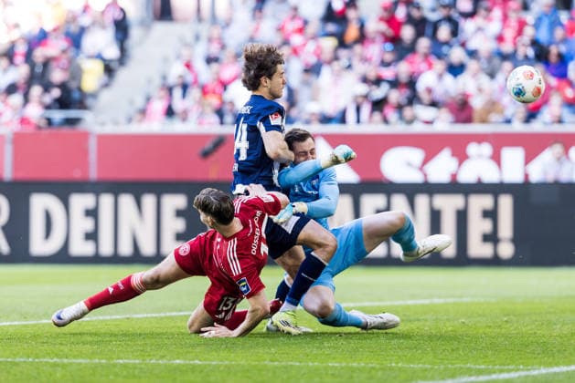 2. Fussball Bundesliga: Fortuna Düsseldorf 1895 - Hertha BSC Berlin; 22.03.2026 Eigentor Linus Gechter (Hertha BSC Berlin, 44), Cedric Itten (Fortuna Düsseldorf, 13) fällt im Torschussversuch 2. Fussball Bundesliga, Fortuna Düsseldorf 1895 - Hertha BSC Berlin, Düsseldorf, Merkur Spiel-Arena am 22.03.2026 DFL REGULATIONS PROHIBIT ANY USE OF PHOTOGRAPHS AS IMAGE SEQUENCES AND OR QUASI-VIDEO.