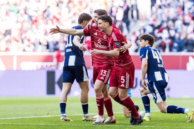 2. Fussball Bundesliga: Fortuna Düsseldorf 1895 - Hertha BSC Berlin; 22.03.2026 Jubel zum 1:0 nach Eigentor von Linus Gechter (Hertha BSC Berlin, 44), Cedric Itten (Fortuna Düsseldorf, 13) jubelt mit seinen Mitspielern 2. Fussball Bundesliga, Fortuna Düsseldorf 1895 - Hertha BSC Berlin, Düsseldorf, Merkur Spiel-Arena am 22.03.2026 DFL REGULATIONS PROHIBIT ANY USE OF PHOTOGRAPHS AS IMAGE SEQUENCES AND OR QUASI-VIDEO.