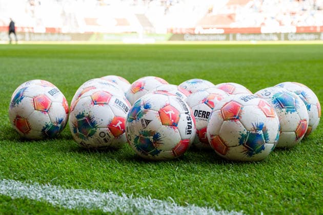 Deutschland: 2.Bundesliga 2025 26 Fortuna Düsseldorf vs Hertha BSC, 27. Spieltag - 22.03.2026 - MERKUR SPIEL-ARENA (Düsseldorf): Derbystar-Bälle