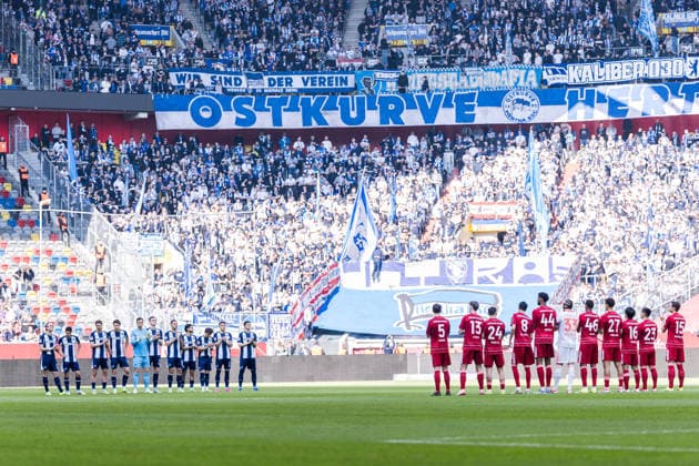 2. Fussball Bundesliga: Fortuna Düsseldorf 1895 - Hertha BSC Berlin; 22.03.2026 Die Spieler beider Mannschaften applaudieren während der Gedenkminute für Gregor Koch 2. Fussball Bundesliga, Fortuna Düsseldorf 1895 - Hertha BSC Berlin, Düsseldorf, Merkur Spiel-Arena am 22.03.2026 DFL REGULATIONS PROHIBIT ANY USE OF PHOTOGRAPHS AS IMAGE SEQUENCES AND OR QUASI-VIDEO.