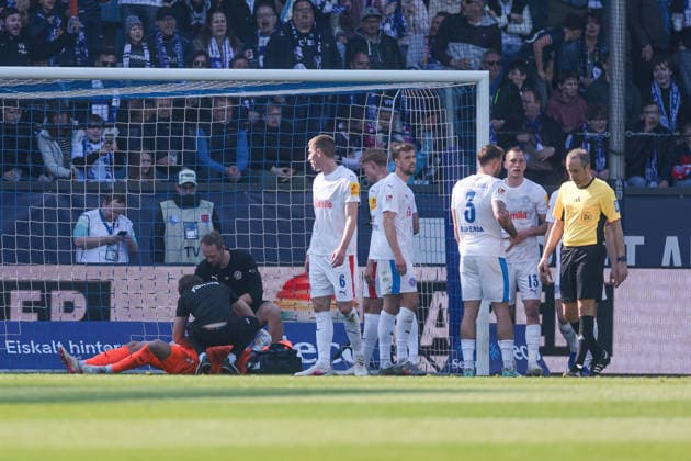 22.03.2026, Fussball, 2. Bundesliga, 27. Spieltag, VfL Bochum 1848 - Holstein Kiel. Torwart Timon Weiner (Holstein Kiel) muss im Tor behandelt werden. Bochum Vonovia Ruhrstadion NRW Deutschland xRHR-FOTO DEx