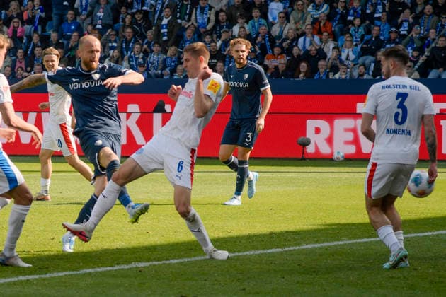 Philipp Hofmann (Bochum 33) erzielt das Tor zum 1:1 20.02.2026 ¢ Fussball ¢ VfL Bochum vs Holstein Kiel , Vonovia Ruhrstadion, Bochum, DFB DFL REGULATIONS PROHIBIT ANY USE OF PHOTOGRAPHS AS IMAGE SEQUENCES AND OR QUASI-VIDEO