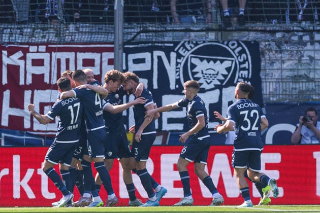 22.03.2026, Fussball, 2. Bundesliga, 27. Spieltag, VfL Bochum 1848 - Holstein Kiel. Die Spieler des VfL Bochum bejubeln das Tor zum 1:1 durch Philipp Hofmann (VfL Bochum 1848). Bochum Vonovia Ruhrstadion NRW Deutschland xRHR-FOTO DEx