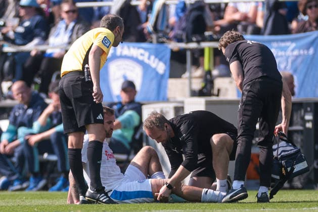22.03.2026, Fussball, 2. Bundesliga, 27. Spieltag, VfL Bochum 1848 - Holstein Kiel. Marco Komenda (Holstein Kiel) wird auf dem Platz behandelt und danach ausgewechselt. Bochum Vonovia Ruhrstadion NRW Deutschland xRHR-FOTO DEx