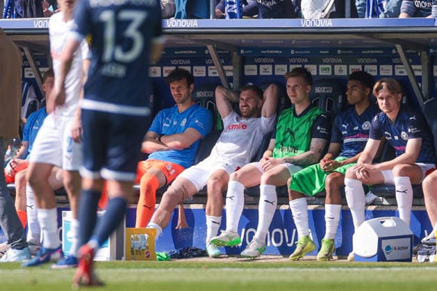 22.03.2026, Fussball, 2. Bundesliga, 27. Spieltag, VfL Bochum 1848 - Holstein Kiel. Marco Komenda (Holstein Kiel) sitzt nach der Auswechslung mit einer Bandage auf der Ersatzbank. Bochum Vonovia Ruhrstadion NRW Deutschland xRHR-FOTO DEx