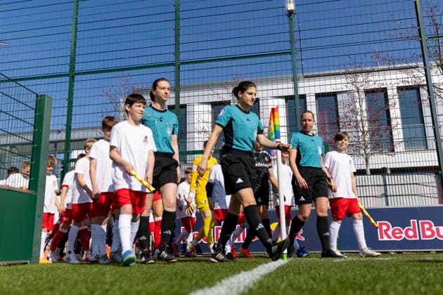 GER, Leipzig, Fußball, Google Pixel Frauen Bundesliga, 21. Spieltag, RB Leipzig vs. SC Freiburg im Bild v.l.: Riem Hussein (Schiedsrichterin), betritt mit den Teams das Spielfeld 22.03.2025, RB Leipzig Training Akademie Cottaweg Leipzig DFB REGULATIONS PROHIBIT ANY USE OF PHOTOGRAPHS AS IMAGE SEQUENCES AND OR QUASI-VIDEO, Copyright: HMBxMedia PaulxFritz