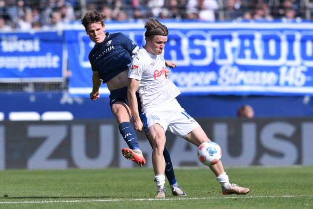 Fußball 2. Bundesliga 27. Spieltag VfL Bochum - Holstein Kiel am 22.02.2026 im Vonovia Ruhrstadion in Bochum Jonas Therkelsen ( Kiel ), vorne - Oliver Olsen ( Bochum ), hinten DFL regulations prohibit any use of photographs as image sequences and or quasi-video.