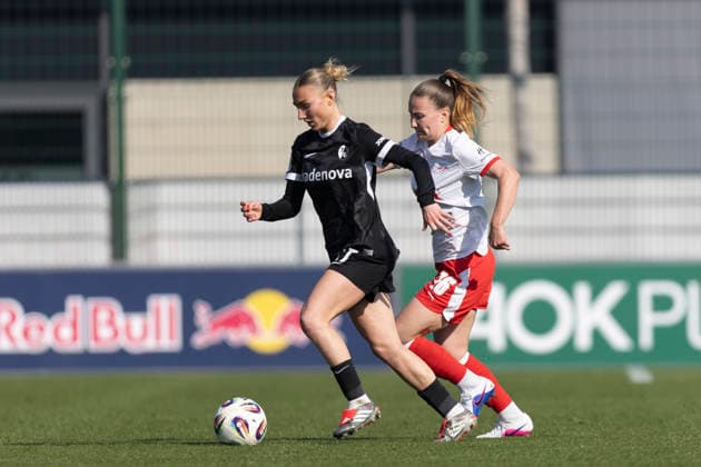 GER, Leipzig, Fußball, Google Pixel Frauen Bundesliga, 21. Spieltag, RB Leipzig vs. SC Freiburg im Bild v.l.: Sophie Nachtigall (SC Freiburg 27), Annabel Schasching (RB Leipzig 16), Zweikampf, 22.03.2025, RB Leipzig Training Akademie Cottaweg Leipzig DFB REGULATIONS PROHIBIT ANY USE OF PHOTOGRAPHS AS IMAGE SEQUENCES AND OR QUASI-VIDEO, Copyright: HMBxMedia PaulxFritz