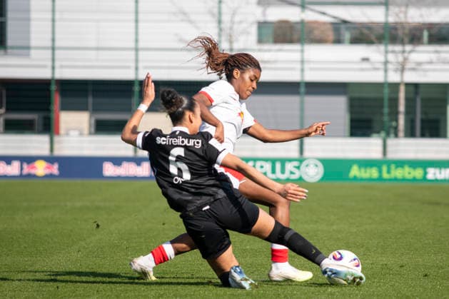 GER, Leipzig, Fußball, Google Pixel Frauen Bundesliga, 21. Spieltag, RB Leipzig vs. SC Freiburg im Bild v.l.: Nicole Ojukwu (SC Freiburg 06), Delice Boboy (RB Leipzig 17), Zweikampf, 22.03.2025, RB Leipzig Training Akademie Cottaweg Leipzig DFB REGULATIONS PROHIBIT ANY USE OF PHOTOGRAPHS AS IMAGE SEQUENCES AND OR QUASI-VIDEO, Copyright: HMBxMedia PaulxFritz
