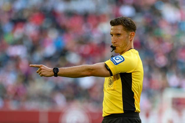 22.03.2026, GER, Fussball, Herren, 2. BL, Saison 2025 2026, Fortuna Düsseldorf - Hertha BSC Berlin Schiedsrichter Eric Weisbach gestikuliert, Gestik Düsseldorf Merkur Spiel-Arena Nordrhein-Westfalen Deutschland