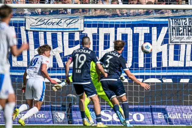 Phil Harres (Kiel 19) erzielt das Tor zum 1:2 20.02.2026 ¢ Fussball ¢ VfL Bochum vs Holstein Kiel , Vonovia Ruhrstadion, Bochum, DFB DFL REGULATIONS PROHIBIT ANY USE OF PHOTOGRAPHS AS IMAGE SEQUENCES AND OR QUASI-VIDEO