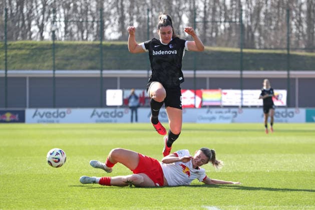 Google Pixel Frauen-Bundesliga, RB Leipzig - SC Freiburg; 22.03.2026 Julia Landenberger (21, RB Leipzig) klärt vor Svenja Fölmli (9, SC Freiburg). Fußball, Google Pixel Frauen-Bundesliga, Saison 2025 2026, 21. Spieltag: RB Leipzig vs. SC Freiburg am 22.03.2026, Trainingszentrum Cottaweg, Leipzig. DFB REGULATIONS PROHIBIT ANY USE OF PHOTOGRAPHS AS IMAGE SEQUENCES AND OR QUASI-VIDEO. Copyright: xBEAUTIFULxSPORTS JanxKaeferx