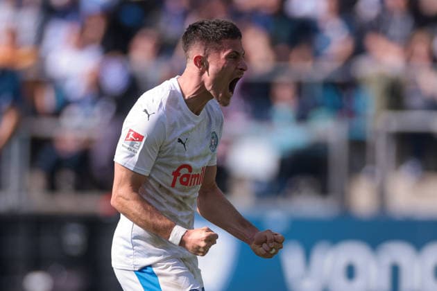 22.03.2026, Fussball, 2. Bundesliga, 27. Spieltag, VfL Bochum 1848 - Holstein Kiel. Adrian Kapralik (Holstein Kiel) bejubelt das Tor zum 1:2 durch Phil Harres (Holstein Kiel). Bochum Vonovia Ruhrstadion NRW Deutschland xRHR-FOTO DEx