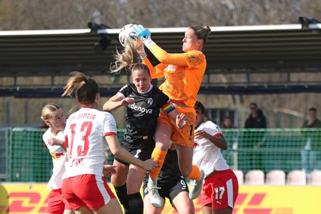 Google Pixel Frauen-Bundesliga, RB Leipzig - SC Freiburg; 22.03.2026 Torwart Elvira Herzog (1, RB Leipzig) fäbgt den Ball vor Kapitänin Lisa Karl (2, SC Freiburg). Fußball, Google Pixel Frauen-Bundesliga, Saison 2025 2026, 21. Spieltag: RB Leipzig vs. SC Freiburg am 22.03.2026, Trainingszentrum Cottaweg, Leipzig. DFB REGULATIONS PROHIBIT ANY USE OF PHOTOGRAPHS AS IMAGE SEQUENCES AND OR QUASI-VIDEO. Copyright: xBEAUTIFULxSPORTS JanxKaeferx