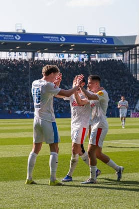 22.03.2026, Fussball, 2. Bundesliga, 27. Spieltag, VfL Bochum 1848 - Holstein Kiel. Die Spieler von Holstein Kiel bejubeln das Tor zum 1:2 durch Phil Harres (Holstein Kiel). Bochum Vonovia Ruhrstadion NRW Deutschland xRHR-FOTO DEx