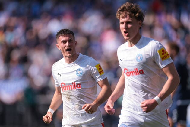 22.03.2026, Fussball, 2. Bundesliga, 27. Spieltag, VfL Bochum 1848 - Holstein Kiel. v. l. Adrian Kapralik (Holstein Kiel), Phil Harres (Holstein Kiel) bejubeln das Tor zum 1:2. Bochum Vonovia Ruhrstadion NRW Deutschland xRHR-FOTO DEx