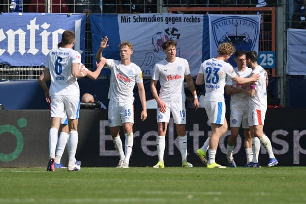 Kiels Spieler feiern das 1:2 von Phil Harres (Holstein Kiel) 22.03.2026, Fussball 2. Bundesliga, Saison 2025 2026, 27. Spieltag, VfL Bochum - Holstein Kiel DFL regulations prohibit any use of photographs as image sequences and or quasi-video Bochum Vonovia Ruhrstadion Nordrhein Westfalen Deutschland