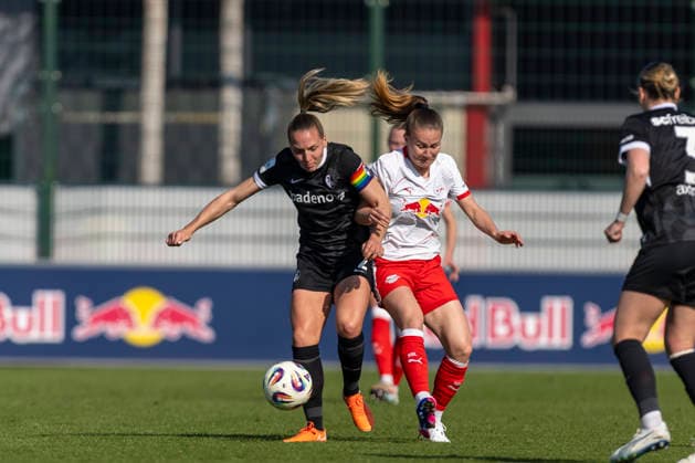 GER, Leipzig, Fußball, Google Pixel Frauen Bundesliga, 21. Spieltag, RB Leipzig vs. SC Freiburg im Bild v.l.: Lisa Karl (SC Freiburg 02), Annabel Schasching (RB Leipzig 16), Zweikampf, 22.03.2025, RB Leipzig Training Akademie Cottaweg Leipzig DFB REGULATIONS PROHIBIT ANY USE OF PHOTOGRAPHS AS IMAGE SEQUENCES AND OR QUASI-VIDEO, Copyright: HMBxMedia PaulxFritz