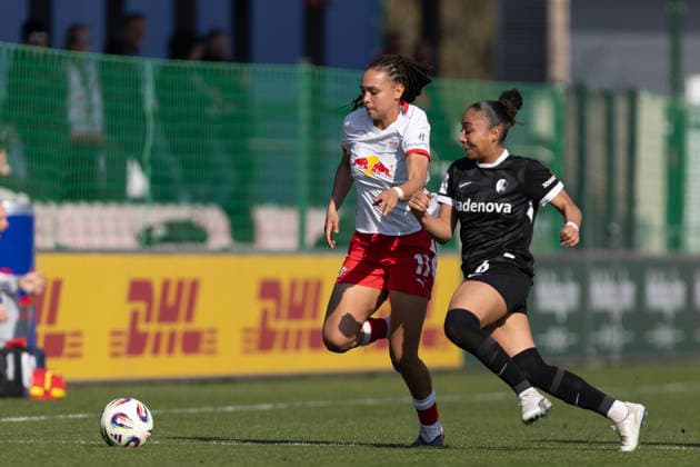 GER, Leipzig, Fußball, Google Pixel Frauen Bundesliga, 21. Spieltag, RB Leipzig vs. SC Freiburg im Bild v.l.: Lisa Baum (RB Leipzig 11), Nicole Ojukwu (SC Freiburg 06), Zweikampf, 22.03.2025, RB Leipzig Training Akademie Cottaweg Leipzig DFB REGULATIONS PROHIBIT ANY USE OF PHOTOGRAPHS AS IMAGE SEQUENCES AND OR QUASI-VIDEO, Copyright: HMBxMedia PaulxFritz