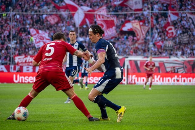 Deutschland: 2.Bundesliga 2025 26 Fortuna Düsseldorf vs Hertha BSC, 27. Spieltag - 22.03.2026 - MERKUR SPIEL-ARENA (Düsseldorf): in Aktion Fabian Reese (Hertha BSC,11) gegen Moritz Heyer (Fortuna Düsseldorf,5)