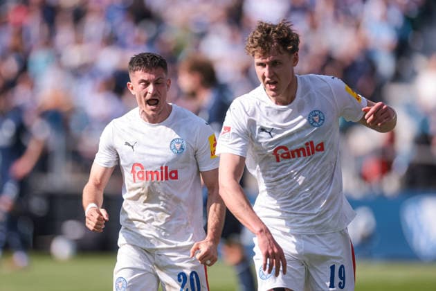 22.03.2026, Fussball, 2. Bundesliga, 27. Spieltag, VfL Bochum 1848 - Holstein Kiel. v. l. Adrian Kapralik (Holstein Kiel), Phil Harres (Holstein Kiel) bejubeln das Tor zum 1:2. Bochum Vonovia Ruhrstadion NRW Deutschland xRHR-FOTO DEx
