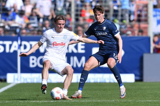 Fußball 2. Bundesliga 27. Spieltag VfL Bochum - Holstein Kiel am 22.02.2026 im Vonovia Ruhrstadion in Bochum Jonas Therkelsen ( Kiel ), links - Oliver Olsen ( Bochum ), rechts DFL regulations prohibit any use of photographs as image sequences and or quasi-video.