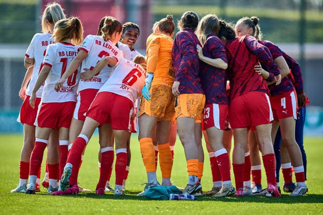 22.03.2026, GER, Frauenfußball, BL, 2025 2026, RB Leipzig - SC Freiburg Mannschaftskreis, RB Leipzig, vorm Anpfiff Leipzig Trainingszentrum der Roten Bulle Sachsen Deutschland