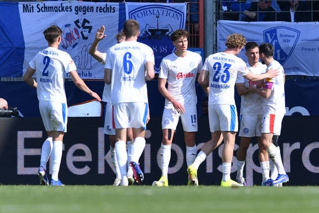 Fußball 2. Bundesliga 27. Spieltag VfL Bochum - Holstein Kiel am 22.02.2026 im Vonovia Ruhrstadion in Bochum Torjubel zum 1:2 durch Phil Harres ( Kiel ) DFL regulations prohibit any use of photographs as image sequences and or quasi-video.