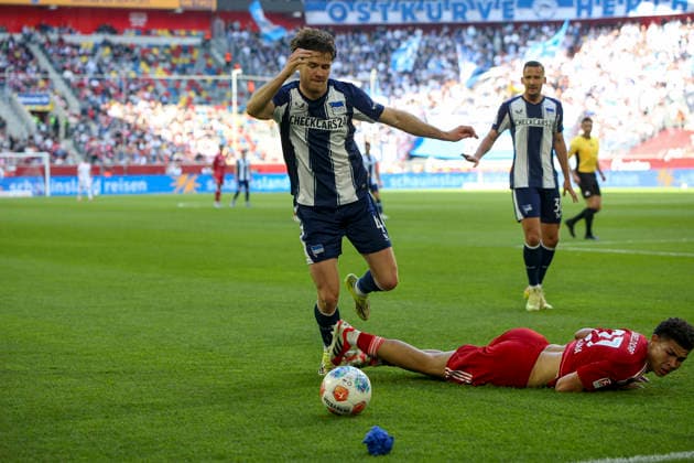 22.03.2026, GER, Fussball, Herren, 2. BL, Saison 2025 2026, Fortuna Düsseldorf - Hertha BSC Berlin Linus Gechter (Hertha) und Jordi Leander Paulina (Fortuna Düsseldorf) im Kampf um den Ball Düsseldorf Merkur Spiel-Arena Nordrhein-Westfalen Deutschland