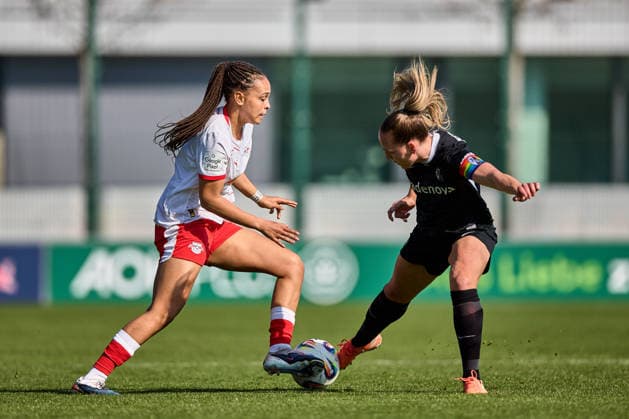 22.03.2026, GER, Frauenfußball, BL, 2025 2026, RB Leipzig - SC Freiburg Lisa Baum (11, RB Leipzig, li.), Lisa Karl (2, SC Freiburg), Aktion, mit Ball, Freisteller, Zweikampf Leipzig Trainingszentrum der Roten Bulle Sachsen Deutschland