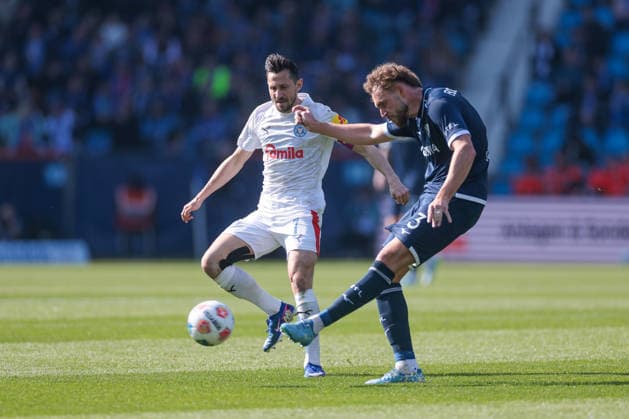 22.03.2026, Fussball, 2. Bundesliga, 27. Spieltag, VfL Bochum 1848 - Holstein Kiel. v. l. Steven Skrzybski (Holstein Kiel), Philipp Strompf (VfL Bochum 1848). Bochum Vonovia Ruhrstadion NRW Deutschland xRHR-FOTO DEx