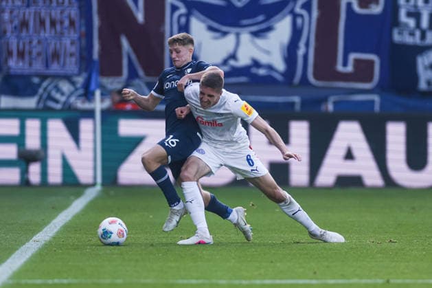 22.03.2026, Fussball, 2. Bundesliga, 27. Spieltag, VfL Bochum 1848 - Holstein Kiel. v. l. Callum Marshall (VfL Bochum 1848), Marko Ivezic (Holstein Kiel). Bochum Vonovia Ruhrstadion NRW Deutschland xRHR-FOTO DEx