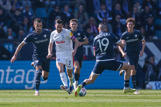 22.03.2026, Fussball, 2. Bundesliga, 27. Spieltag, VfL Bochum 1848 - Holstein Kiel. v. l. Erhan Masovic (VfL Bochum 1848), Steven Skrzybski (Holstein Kiel), Matus Bero (VfL Bochum 1848). Bochum Vonovia Ruhrstadion NRW Deutschland xRHR-FOTO DEx