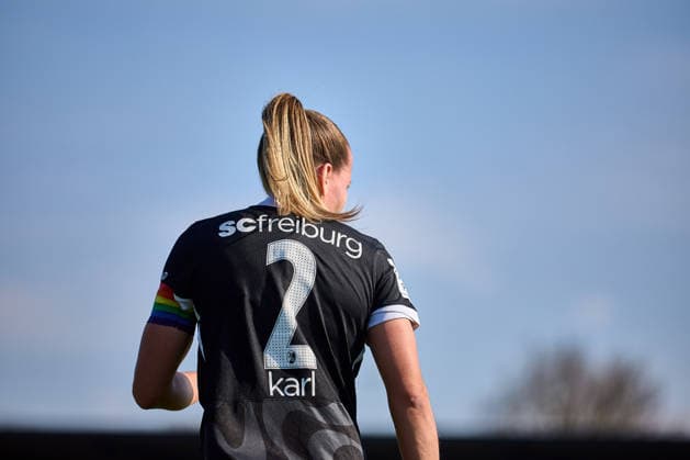 22.03.2026, GER, Frauenfußball, BL, 2025 2026, RB Leipzig - SC Freiburg Lisa Karl (2, SC Freiburg), Rückansicht, Kapitänsbinde, Regenbogen Leipzig Trainingszentrum der Roten Bulle Sachsen Deutschland