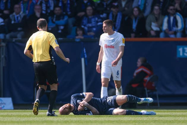 22.03.2026, Fussball, 2. Bundesliga, 27. Spieltag, VfL Bochum 1848 - Holstein Kiel. Philipp Hofmann (VfL Bochum 1848) liegt mit Schmerzen auf dem Rasen. Bochum Vonovia Ruhrstadion NRW Deutschland xRHR-FOTO DEx