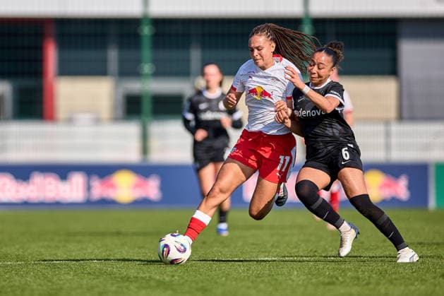 22.03.2026, GER, Frauenfußball, BL, 2025 2026, RB Leipzig - SC Freiburg Lisa Baum (11, RB Leipzig, li.), Nicole Ojukwu (6, SC Freiburg), Aktion, mit Ball, Zweikampf Leipzig Trainingszentrum der Roten Bulle Sachsen Deutschland