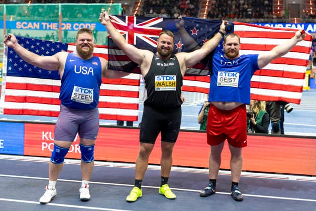 Sport Bilder des Tages World Athletics Indoor Championships Kujawy Pomorze 2026 - Day Three (R-L) Silver medalist Jordan Geist of Team United States, Gold medalist Tom Walsh of Team New Zealand, and Bronze medalist Roger Steen of Team United States celebrate with their nations flag after the Men s Shot Put Final during day three of the World Athletics Indoor Championships Kujawy Pomorze 2026 at Kujawsko-Pomorska Arena on March 22, 2026 in Torun, Poland Torun Poland  Copyright: xAndrzejxIwanczukx originalFilename:iwanczuk-worldath260322_npjGW.jpg