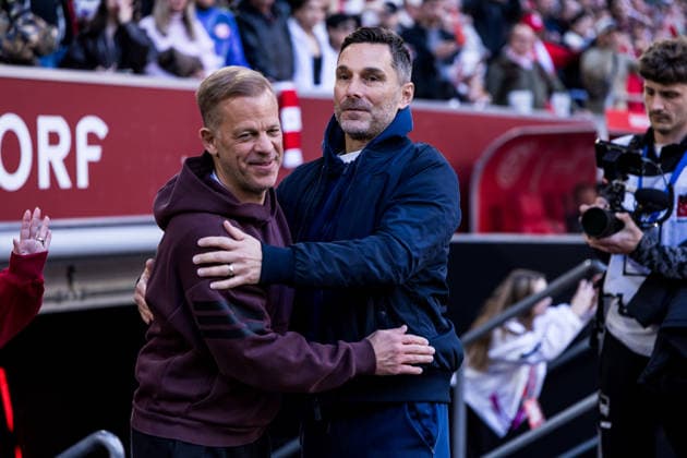 2. Fussball Bundesliga: Fortuna Düsseldorf 1895 - Hertha BSC Berlin; 22.03.2026 Markus Anfang (Trainer Fortuna Düsseldorf) und Stefan Leitl (Trainer Hertha BSC Berlin) umarmen sich vor Spielbeginn 2. Fussball Bundesliga, Fortuna Düsseldorf 1895 - Hertha BSC Berlin, Düsseldorf, Merkur Spiel-Arena am 22.03.2026 DFL REGULATIONS PROHIBIT ANY USE OF PHOTOGRAPHS AS IMAGE SEQUENCES AND OR QUASI-VIDEO.