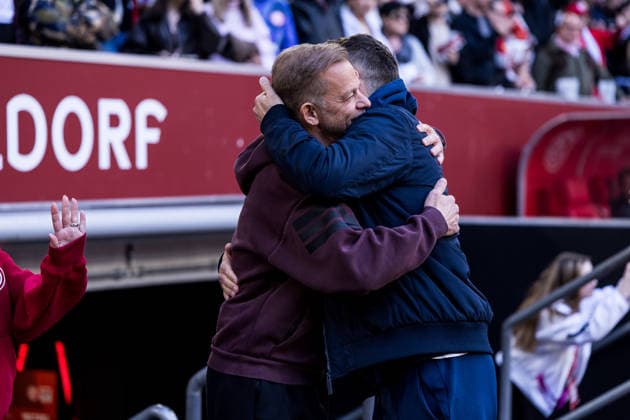 2. Fussball Bundesliga: Fortuna Düsseldorf 1895 - Hertha BSC Berlin; 22.03.2026 Markus Anfang (Trainer Fortuna Düsseldorf) und Stefan Leitl (Trainer Hertha BSC Berlin) umarmen sich vor Spielbeginn 2. Fussball Bundesliga, Fortuna Düsseldorf 1895 - Hertha BSC Berlin, Düsseldorf, Merkur Spiel-Arena am 22.03.2026 DFL REGULATIONS PROHIBIT ANY USE OF PHOTOGRAPHS AS IMAGE SEQUENCES AND OR QUASI-VIDEO.