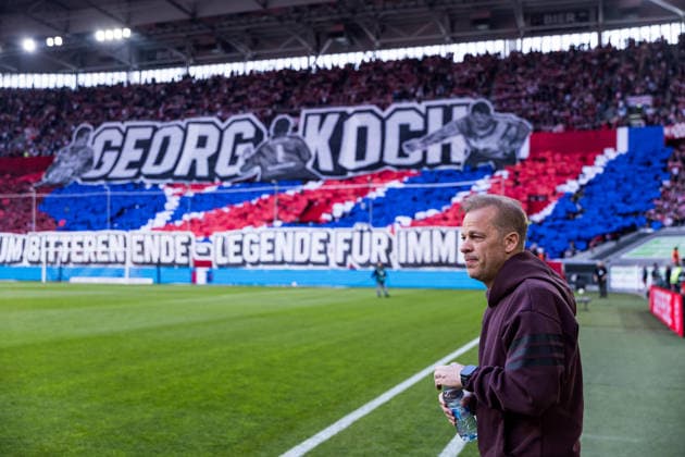 2. Fussball Bundesliga: Fortuna Düsseldorf 1895 - Hertha BSC Berlin; 22.03.2026 Markus Anfang (Trainer Fortuna Düsseldorf), im Hintergrund die Choreo der Fortuna Düsseldorf Fans zum Andenken an Georg Koch 2. Fussball Bundesliga, Fortuna Düsseldorf 1895 - Hertha BSC Berlin, Düsseldorf, Merkur Spiel-Arena am 22.03.2026 DFL REGULATIONS PROHIBIT ANY USE OF PHOTOGRAPHS AS IMAGE SEQUENCES AND OR QUASI-VIDEO.